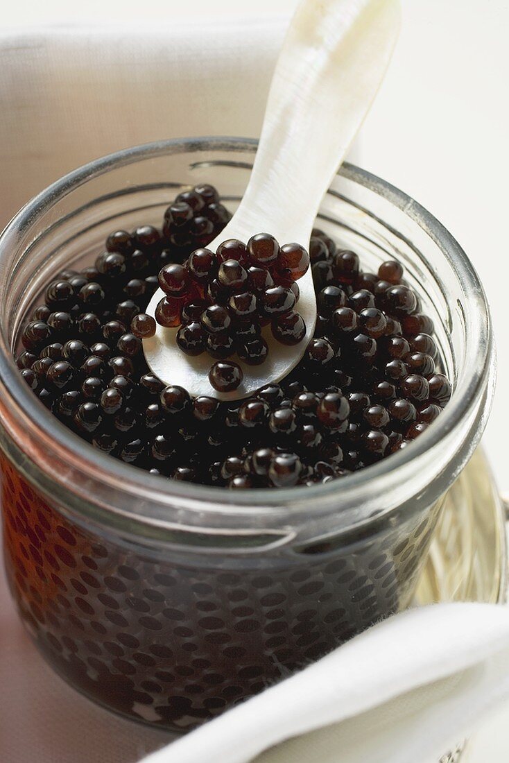 Schwarzer Kaviar im Glas mit Perlmuttlöffel