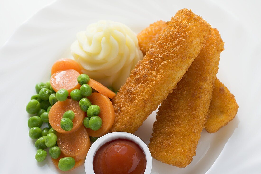 Fischstäbchen mit Gemüse, Kartoffelpüree und Ketchup