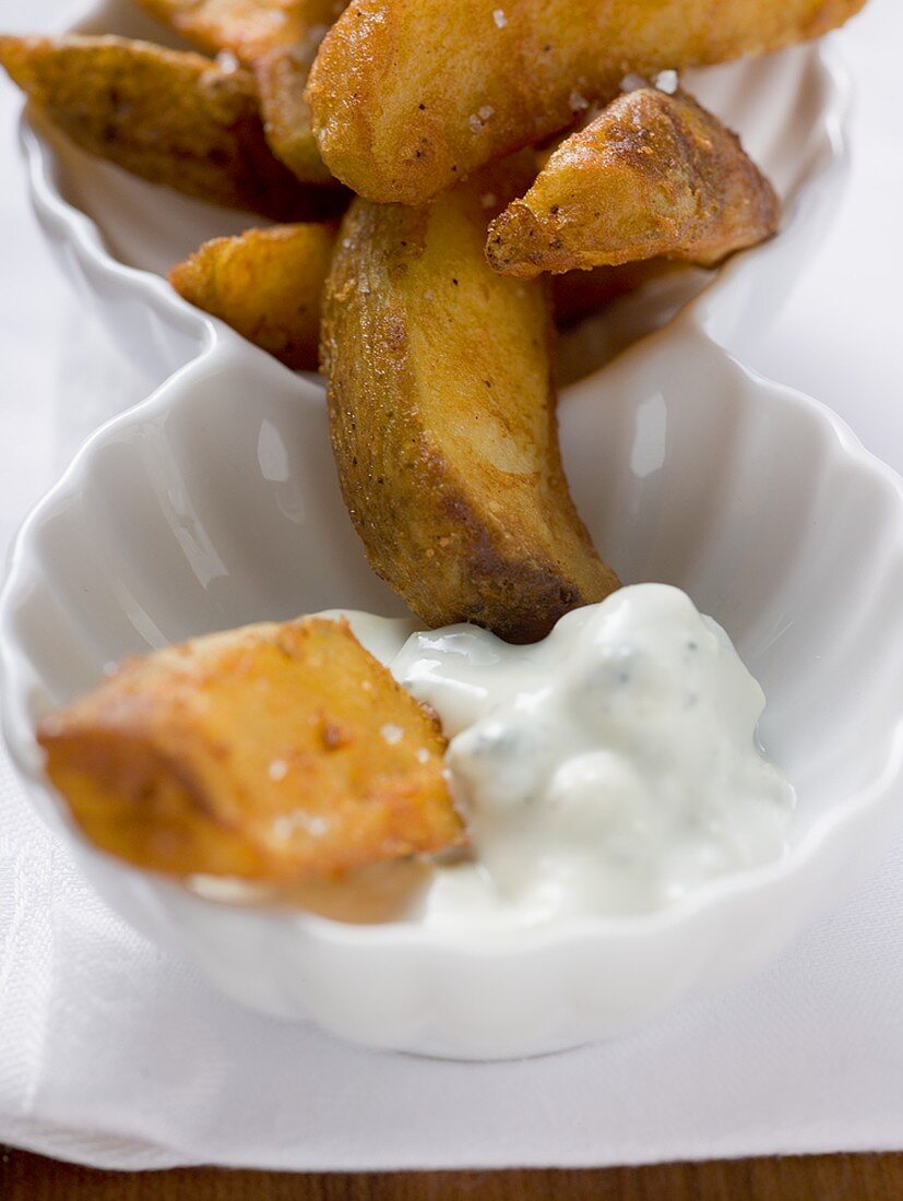 Potato wedges with yoghurt dip