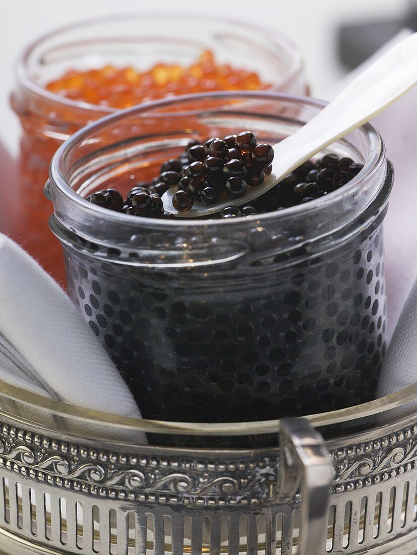 Schwarzer Kaviar und Keta-Kaviar in Gläsern