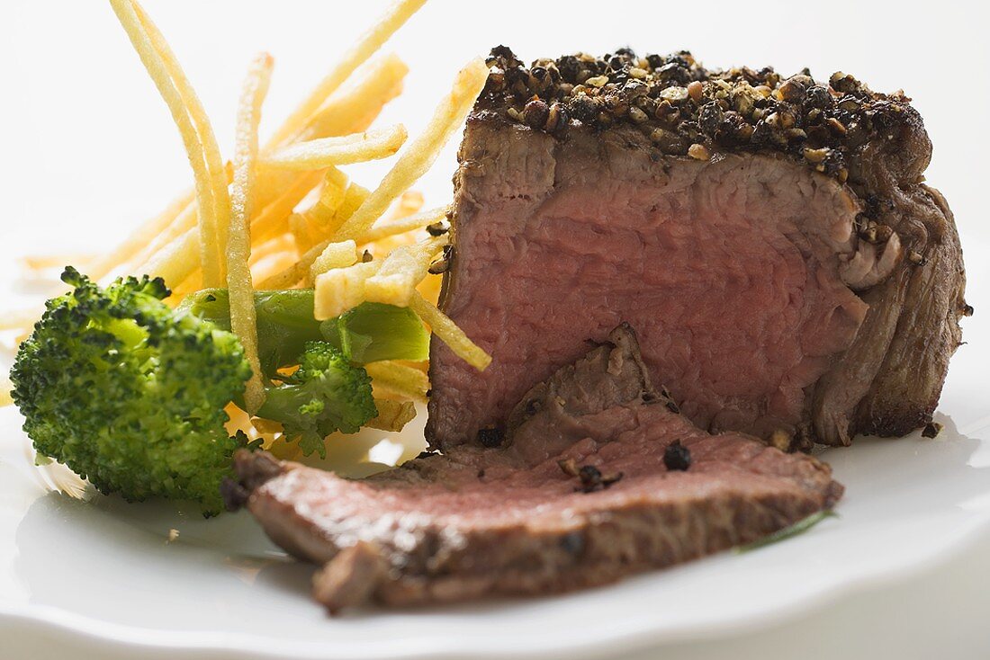 Pfeffersteak mit Brokkoli und Pommes frites