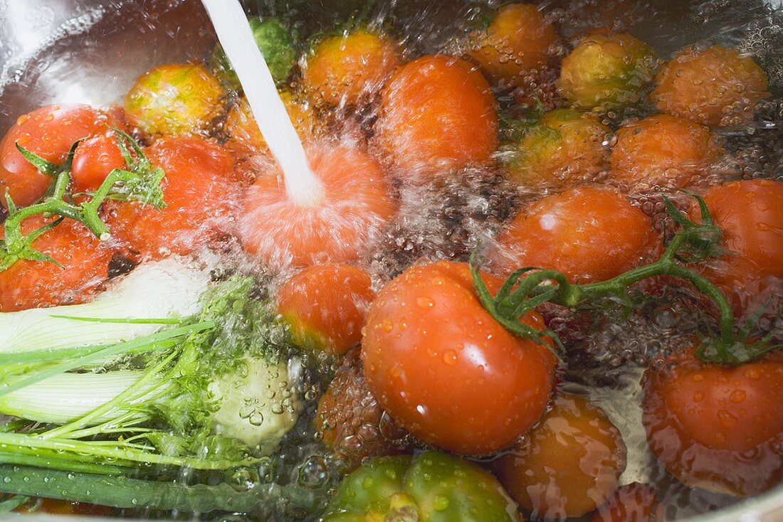 Tomaten und Frühlingszwiebeln waschen