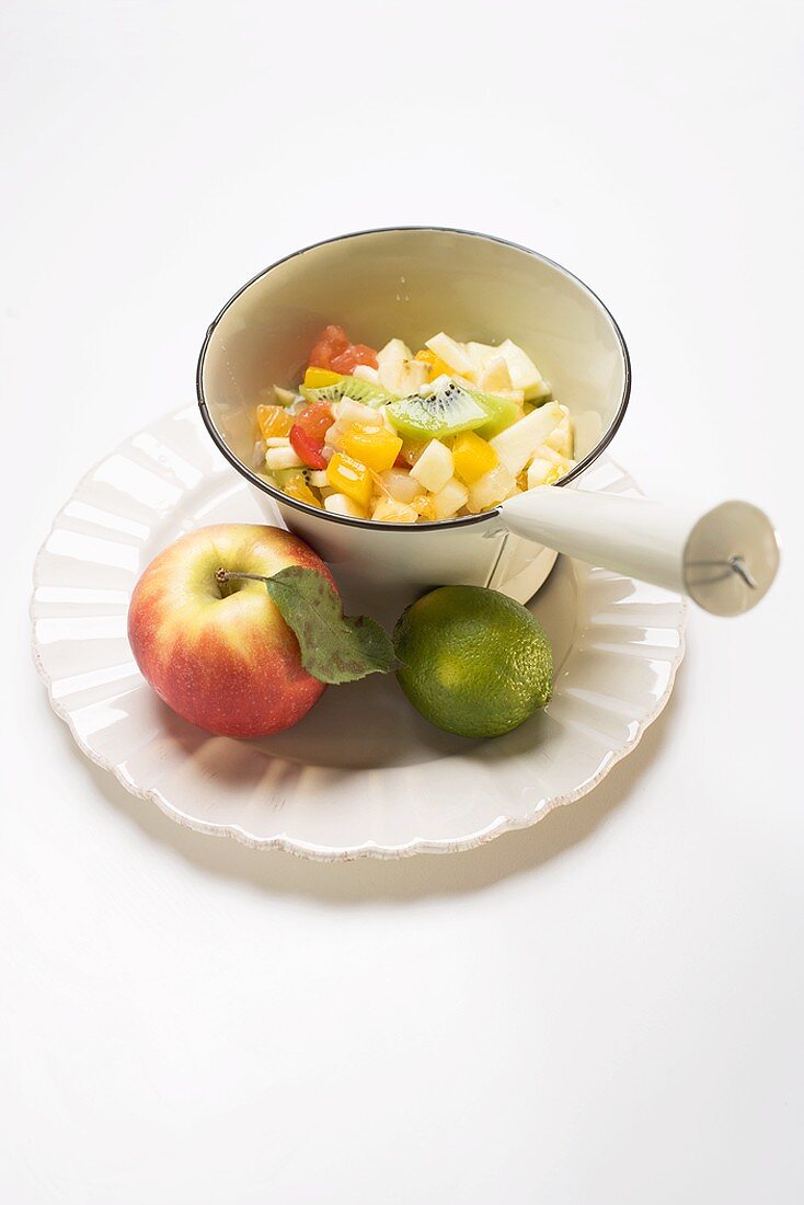 Fruchtsalat, Apfel und Limette auf Teller