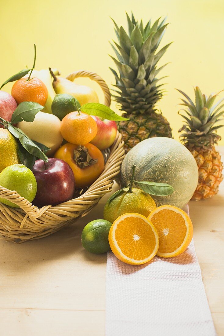 Verschiedene frische Früchte, teilweise im Korb