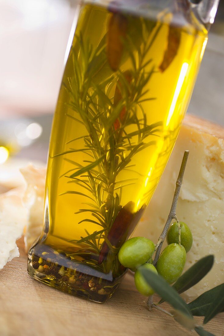 Olivenöl mit Rosmarin und Chilischoten