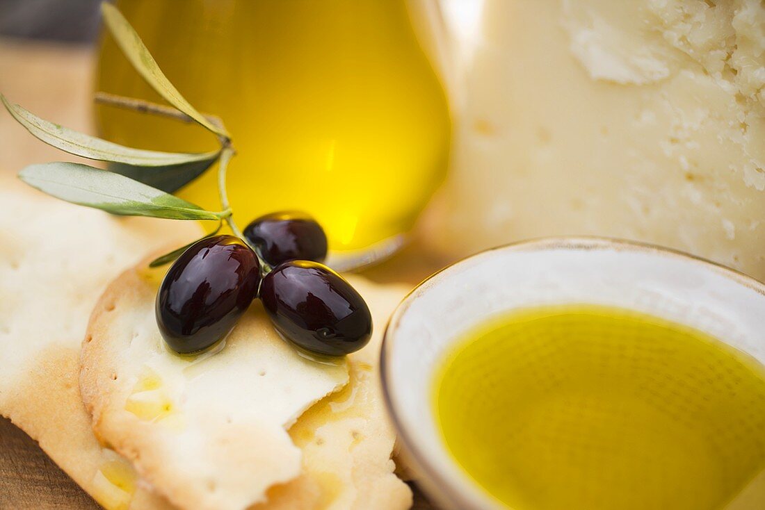 Oliven, Cracker, Olivenöl und Parmesan
