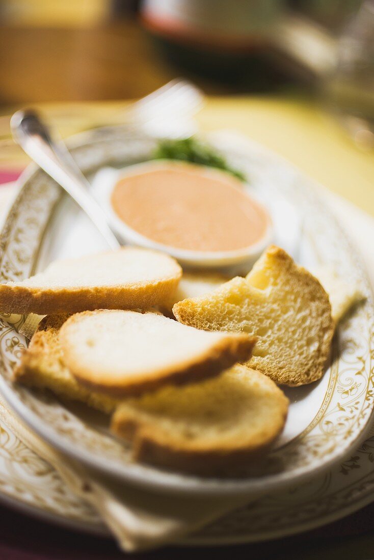 Geröstete Brotscheiben mit Fisch-Käse-Aufstrich