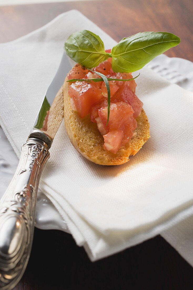 Bruschetta mit Tomaten und Basilikum