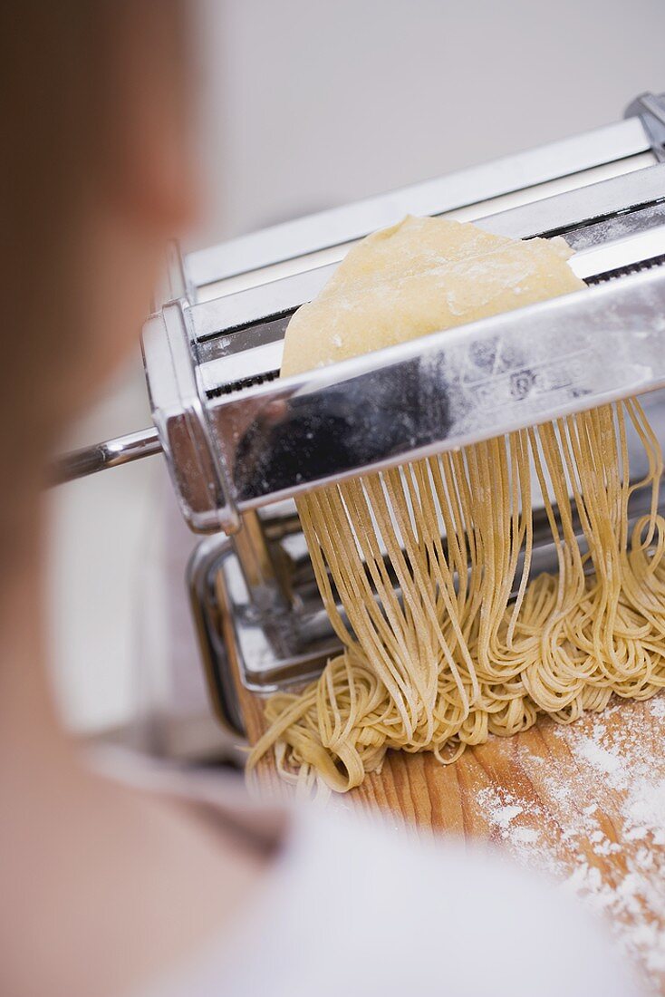 Making home-made linguine with a pasta maker