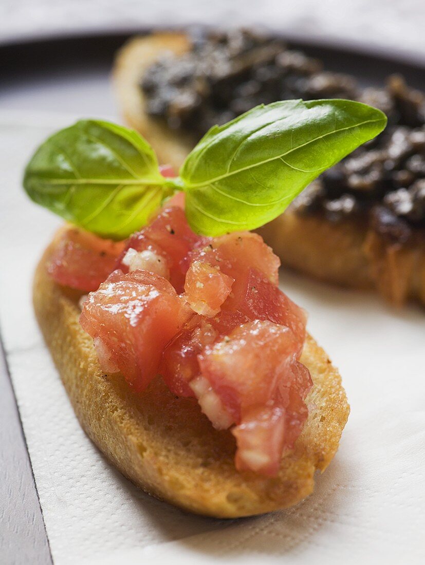 Bruschetta mit Tomaten und Basilikum