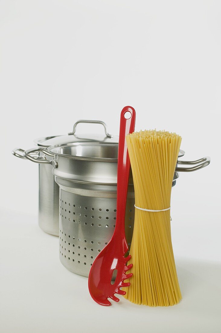 Spaghetti, Kochtöpfe und Spaghettiheber