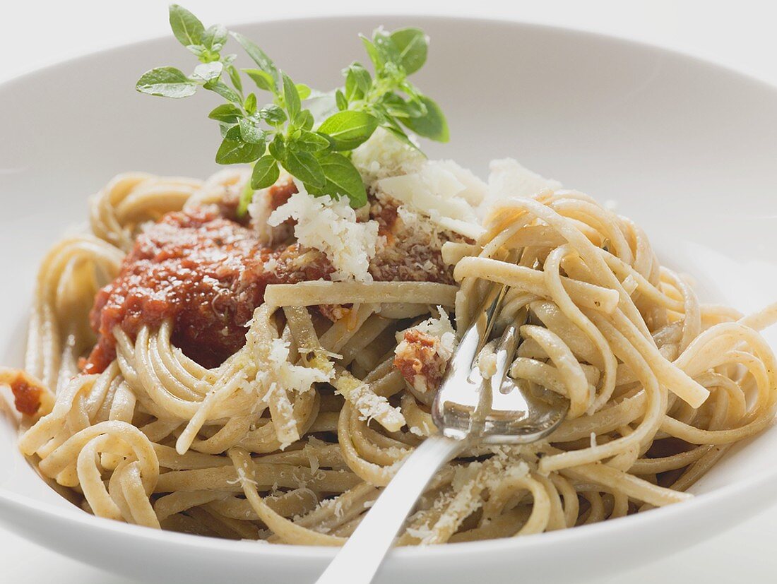 Linguine mit Tomatensauce und Parmesan