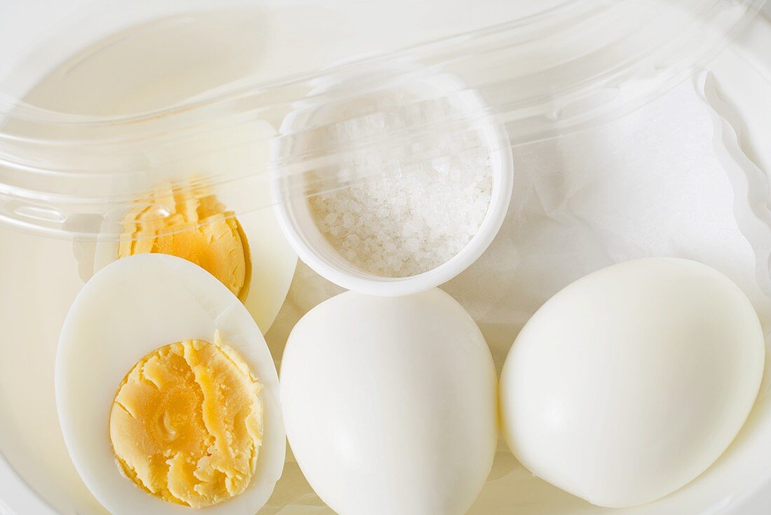 Gekochte Eier und Salz in Frischhaltedose