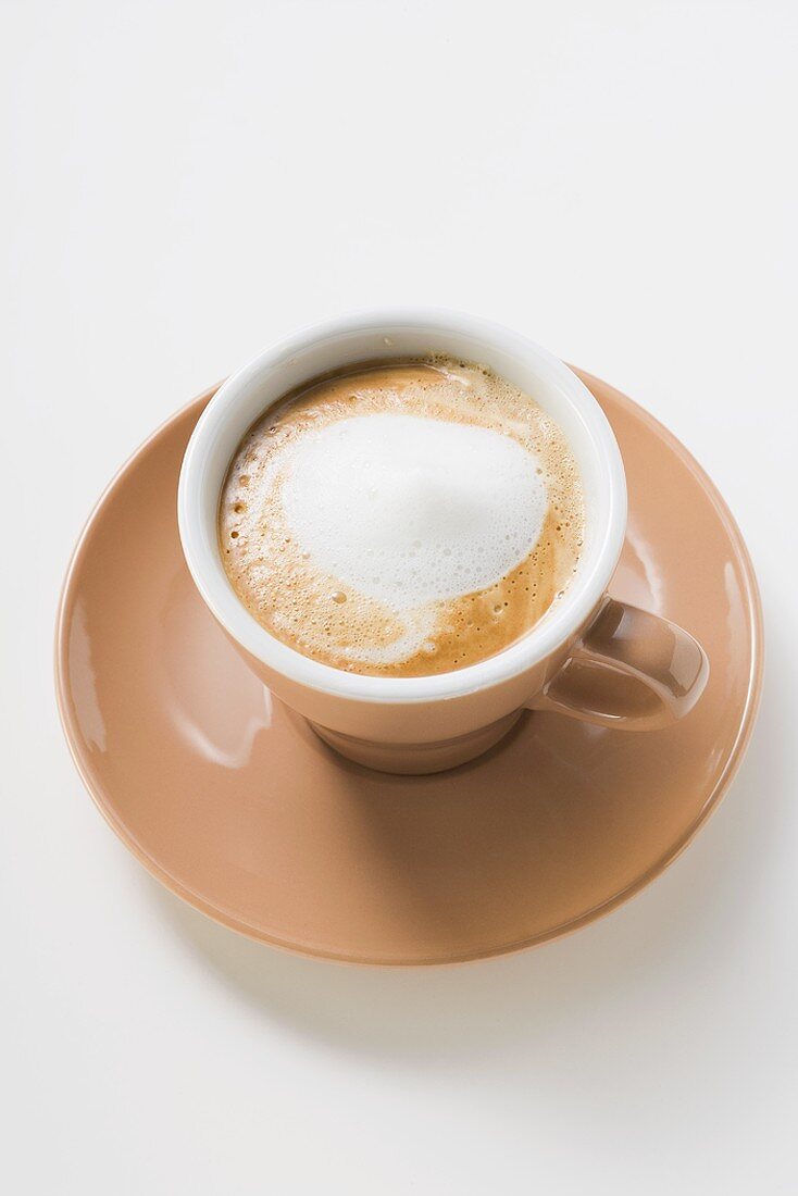 Tasse Espresso mit Milchschaum (Draufsicht)
