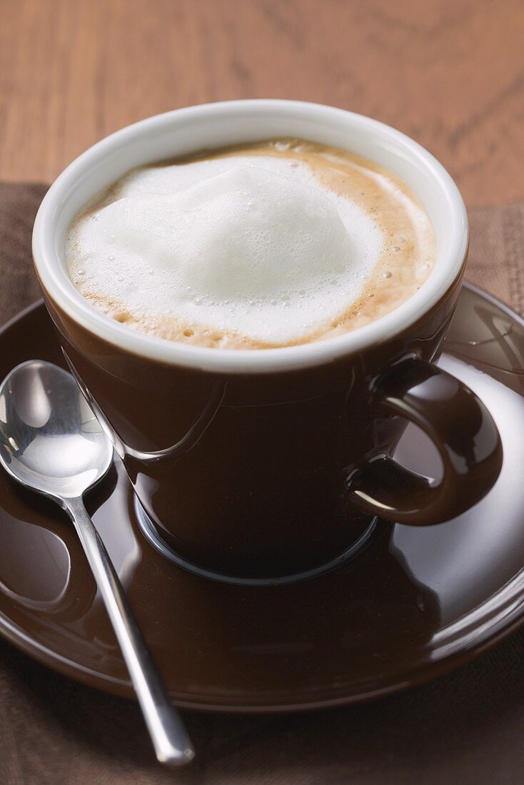 Cappuccino in brauner Tasse