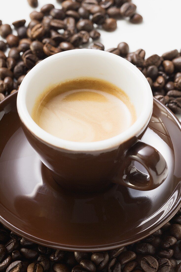 Tasse Espresso auf Kaffeebohnen