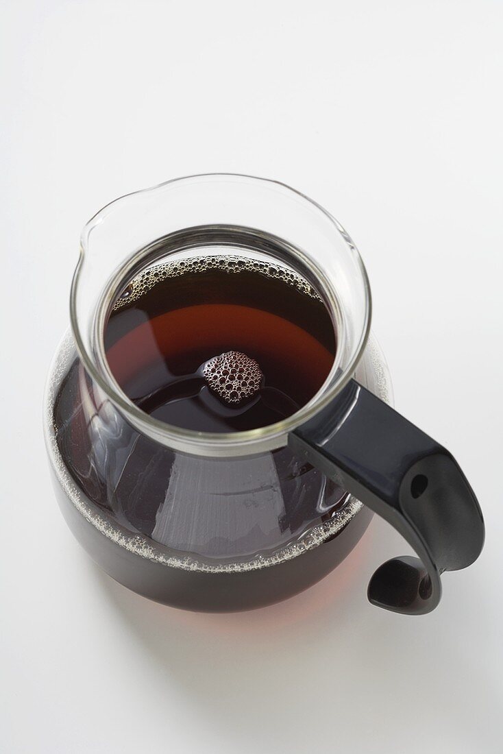 Schwarzer Kaffee in Glaskanne