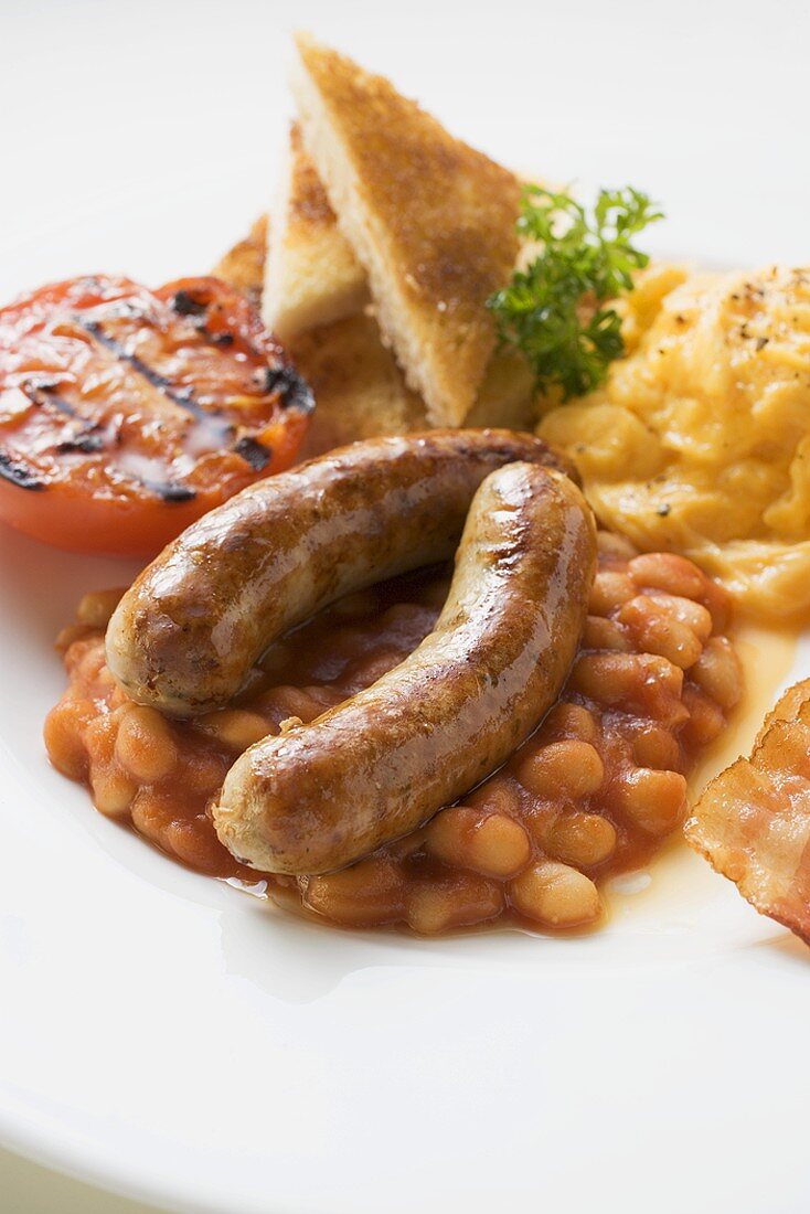 Baked beans with sausages, scrambled egg, tomato and toast
