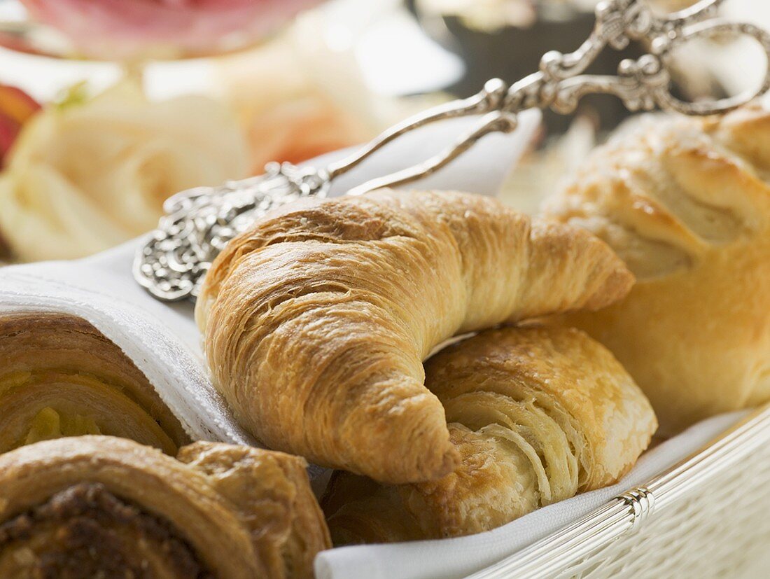 Croissant und süsses Gebäck im Brotkorb