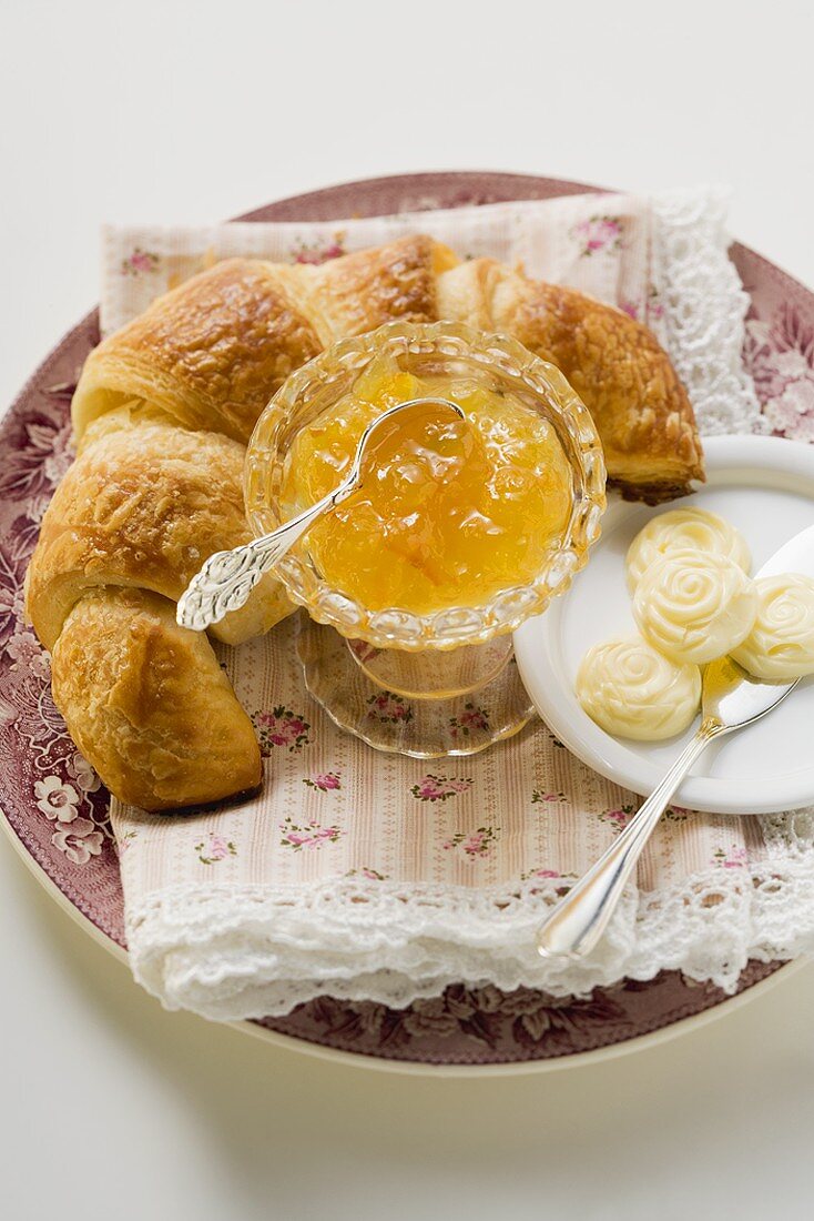 Orangenmarmelade, Croissant und Butter