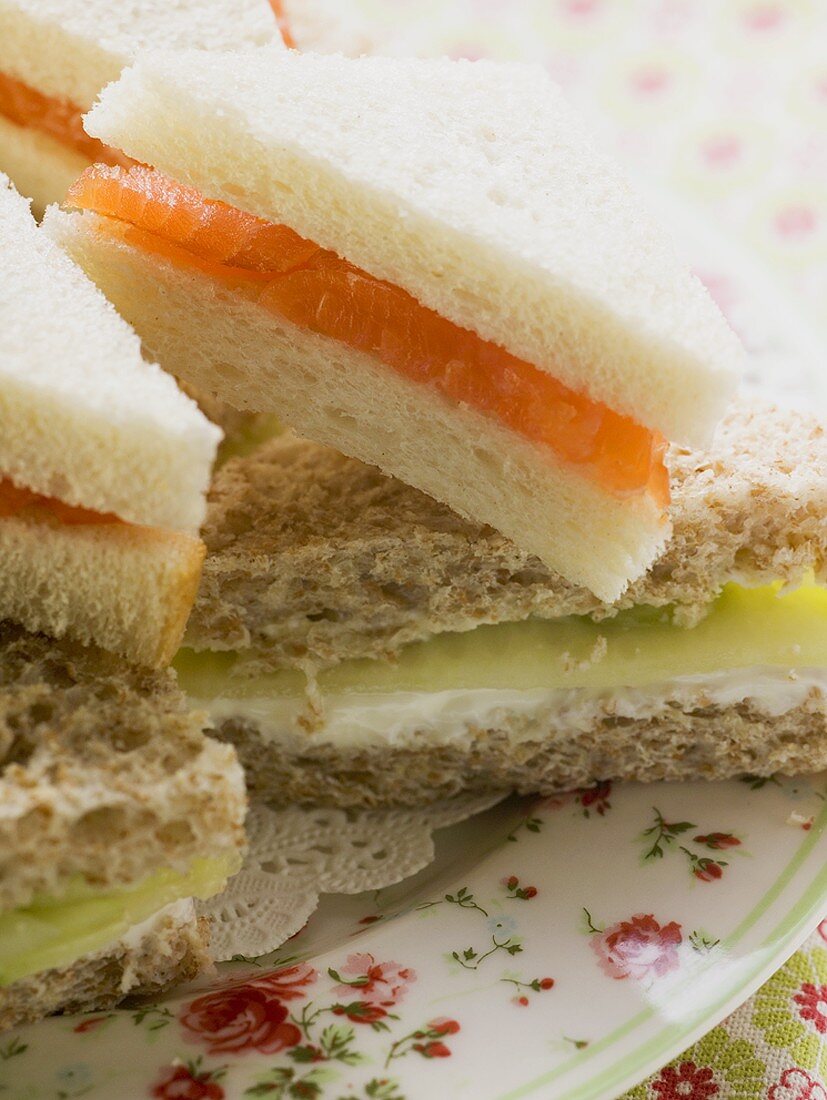Sandwiches mit Lachs und Gurke