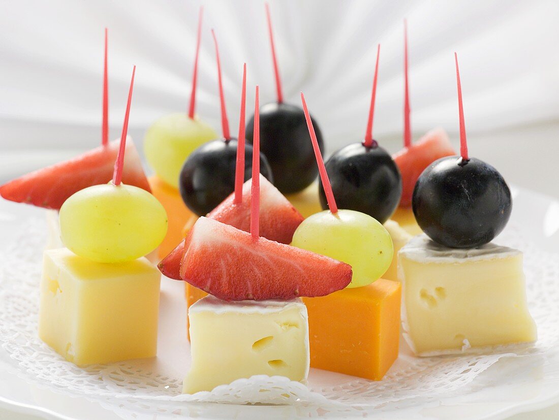 Cheese and fruit appetisers (with grapes and strawberries)