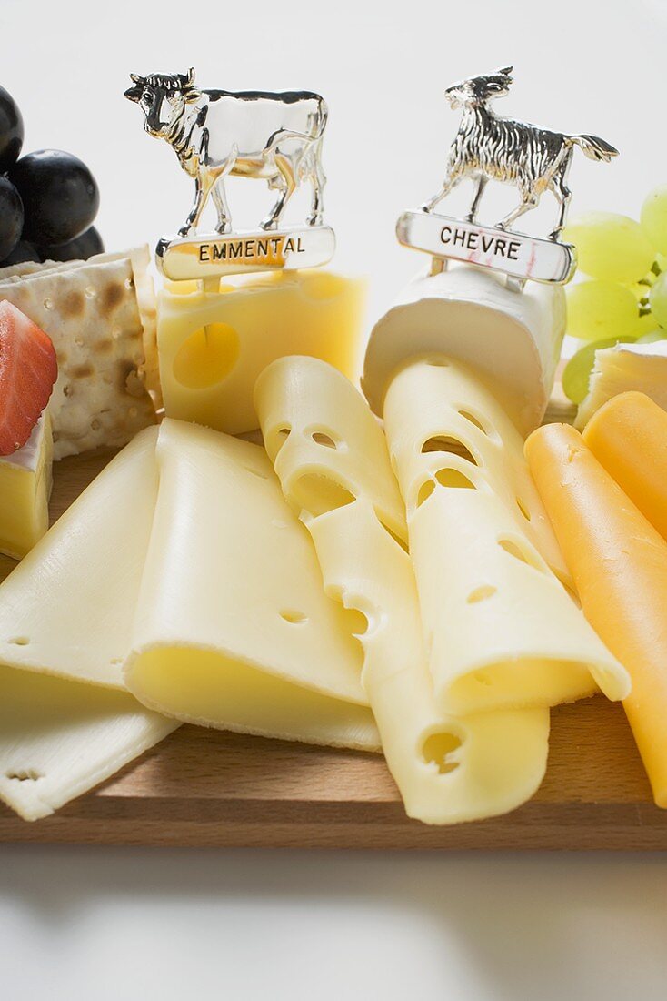 Cheese platter with grapes and crackers