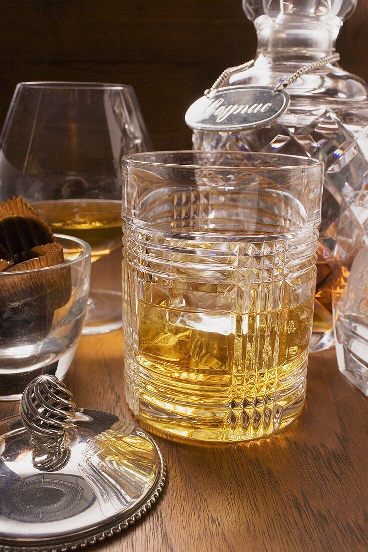 Cognac und Whiskey in Gläsern und Karaffe