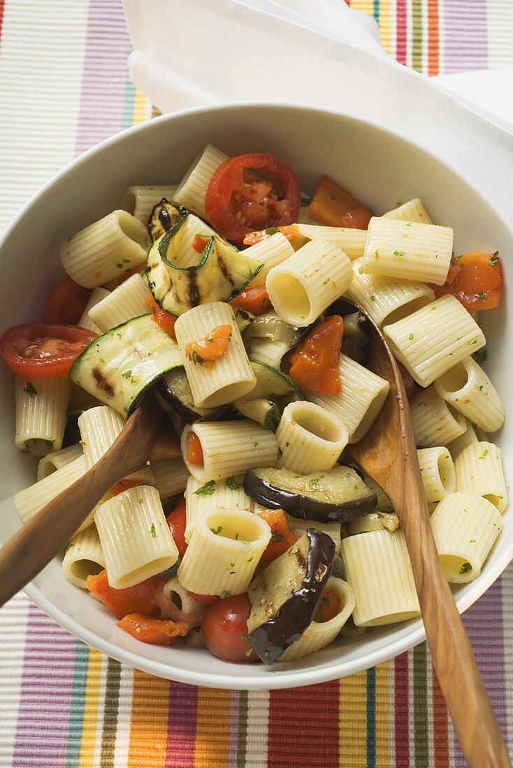 Nudelsalat mit gegrilltem Gemüse