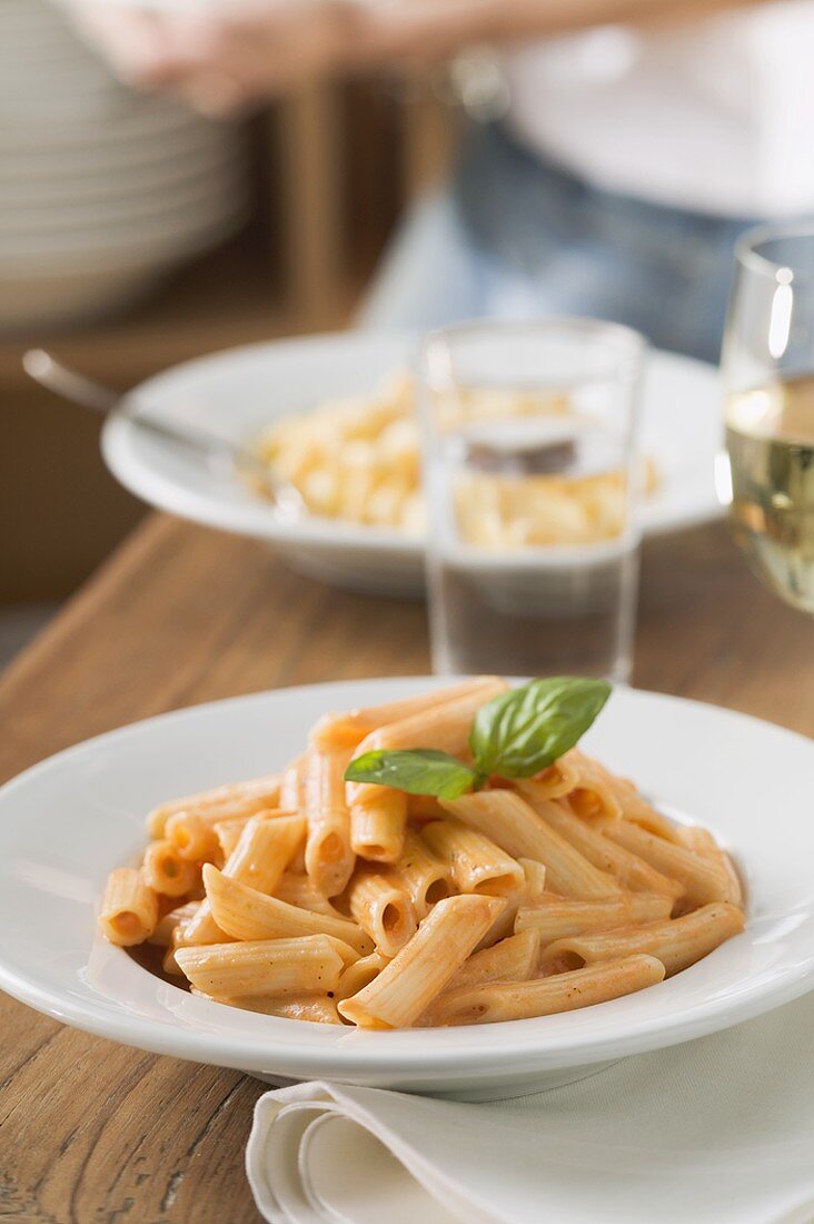 Penne mit Tomatensauce auf gedecktem Tisch