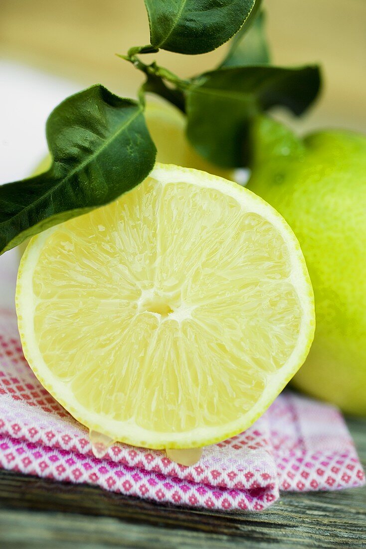 Halbe Zitrone mit Blättern