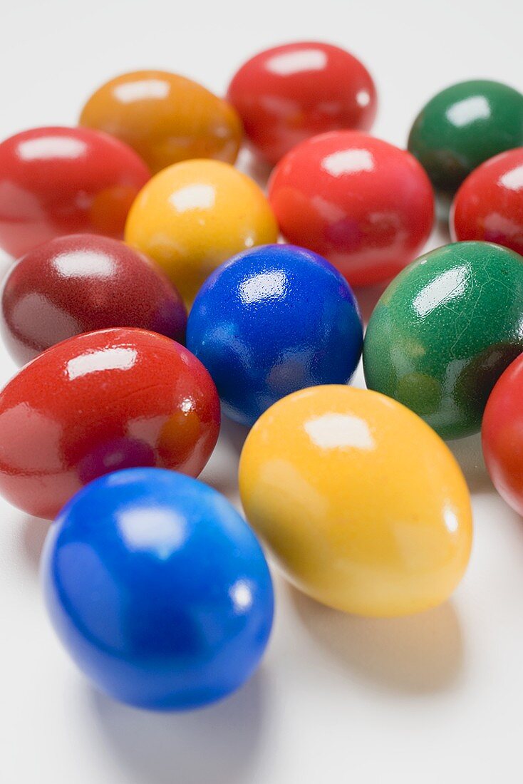 Viele bunt gefärbte Eier