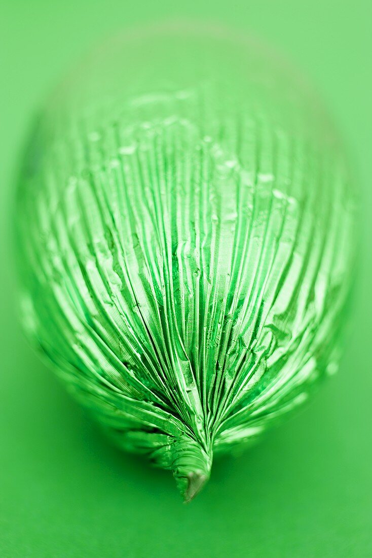 Marzipanei, in grüner Folie verpackt