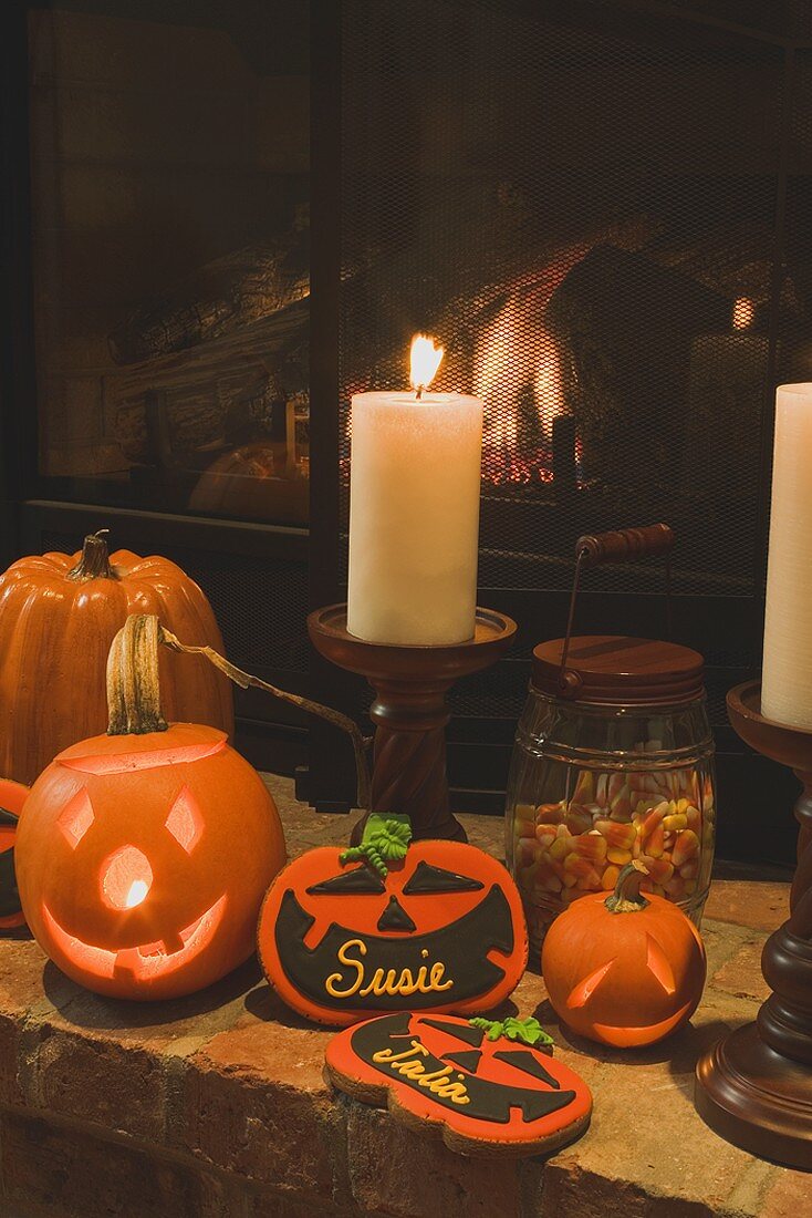 Deko für Halloween (Kürbislaternen, Kerzen, Tischkarten)