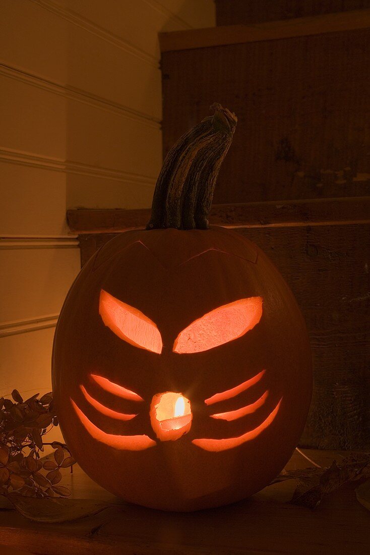 Kürbislaterne zu Halloween auf Treppe