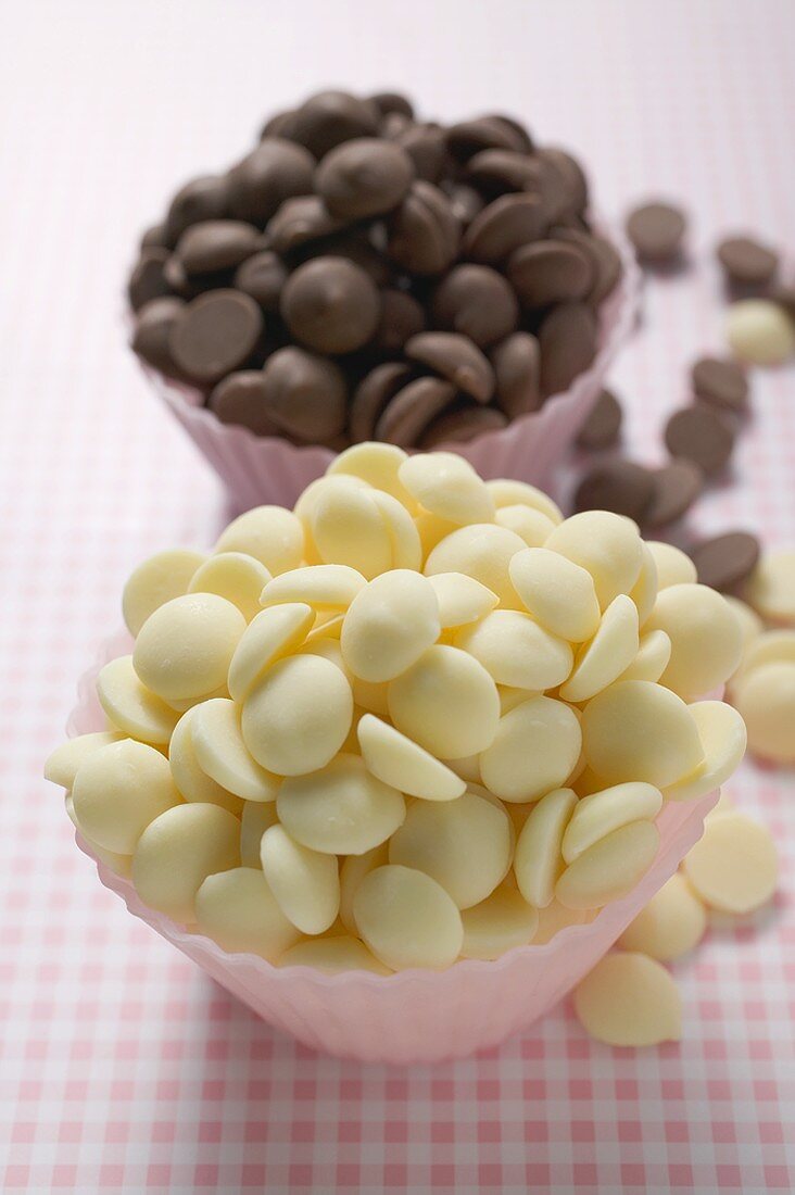 weiße und dunkle Chocolate Chips in rosa Papierförmchen