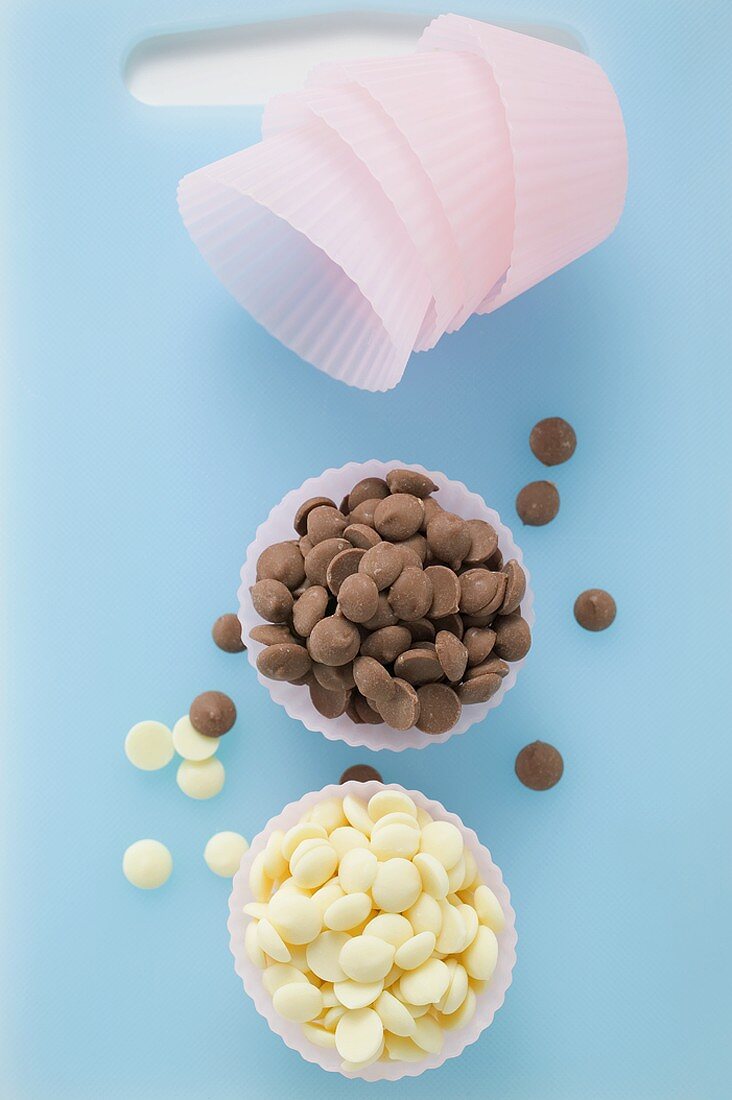 White and dark chocolate chips in pink paper cases