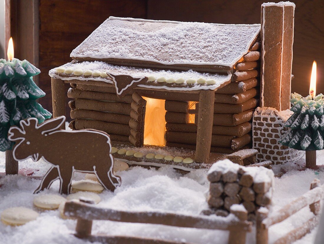 Lebkuchenhütte im Winterwald mit Elchfigur