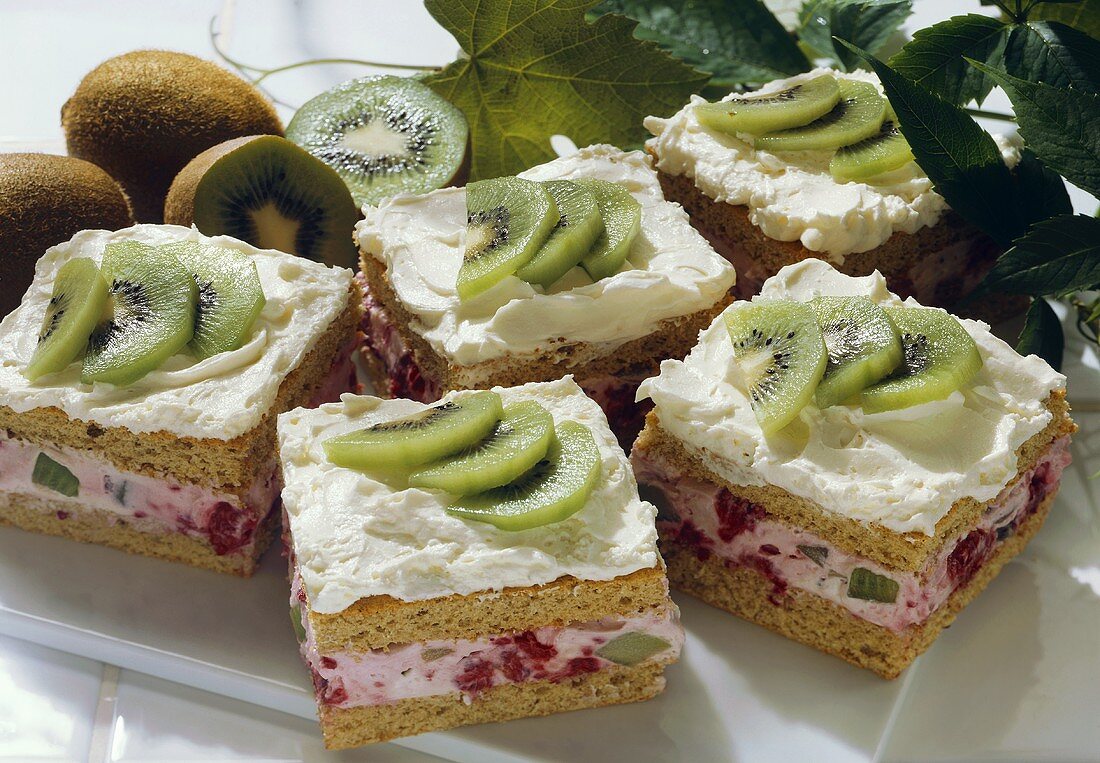 Fruit slices with kiwi fruit; raspberries & cream
