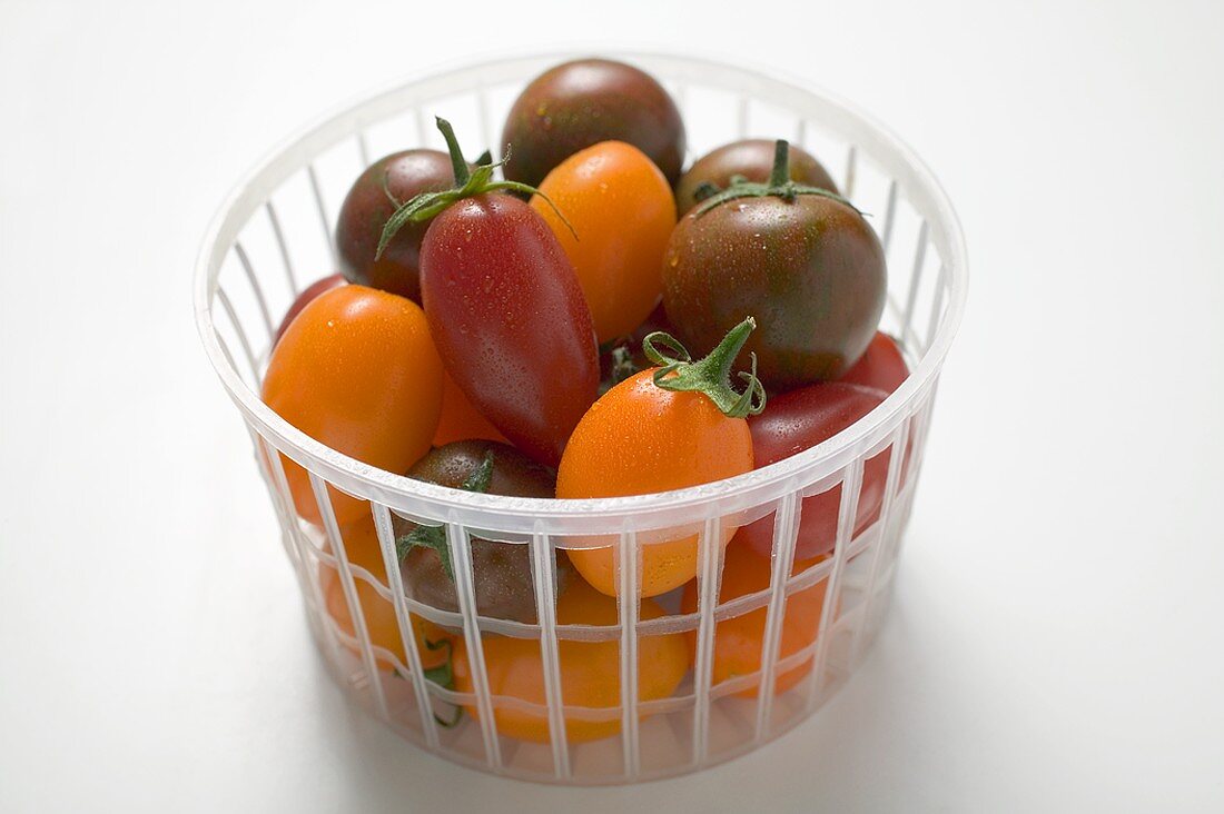 Verschiedene Tomaten im Plastikkorb