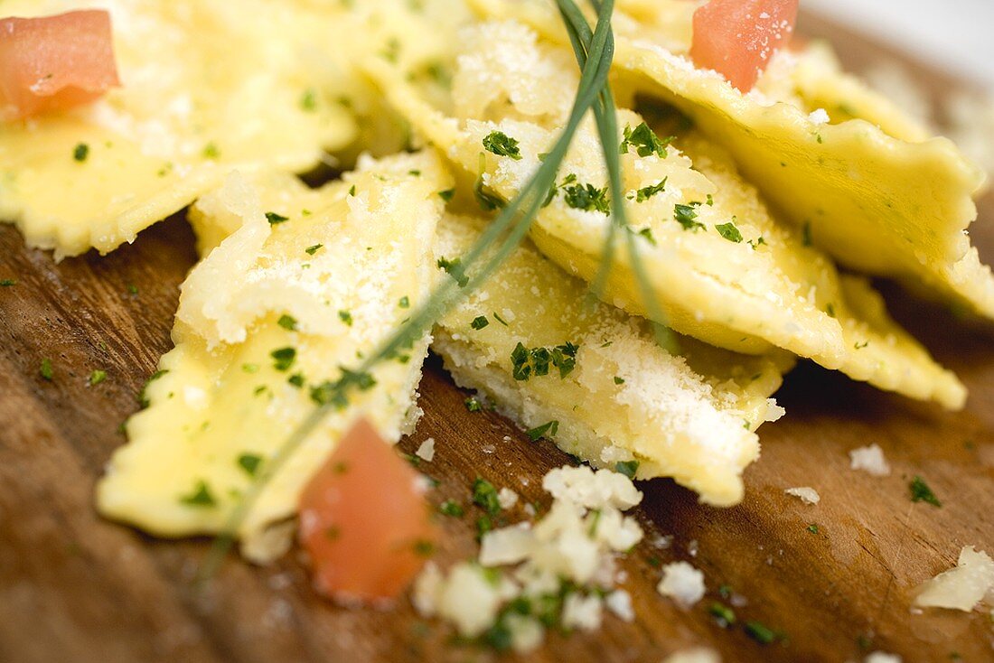 Ravioli mit Tomatenwürfeln und Parmesan (Ausschnitt)