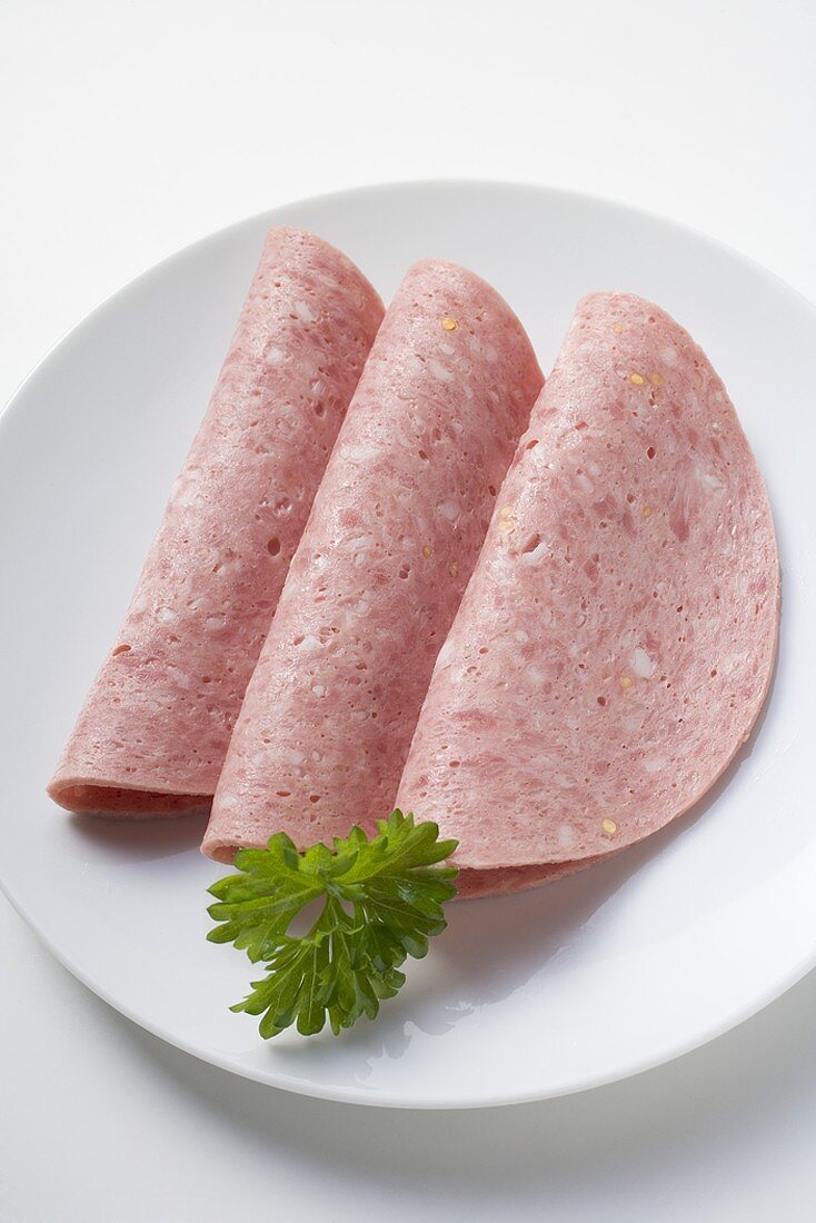 Drei Scheiben Bierwurst auf Teller