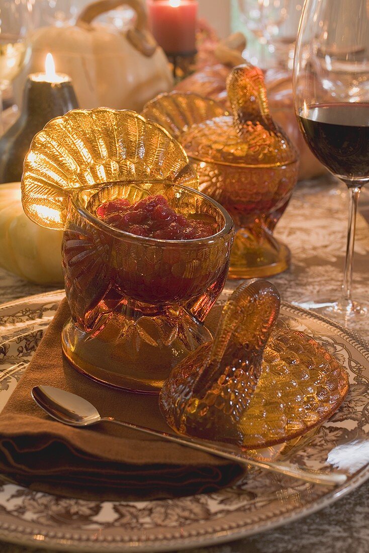 Cranberries am gedeckten Tisch zu Thanksgiving (USA)