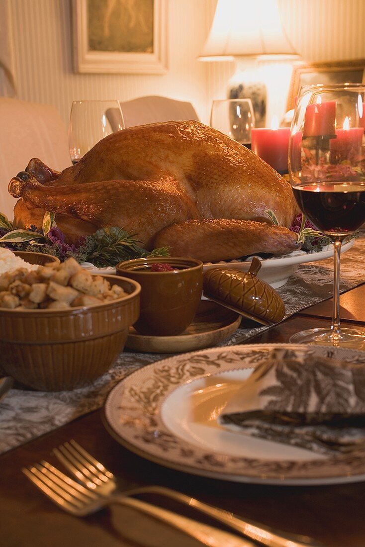 Gefüllter Truthahn mit Beilagen zu Thanksgiving (USA)