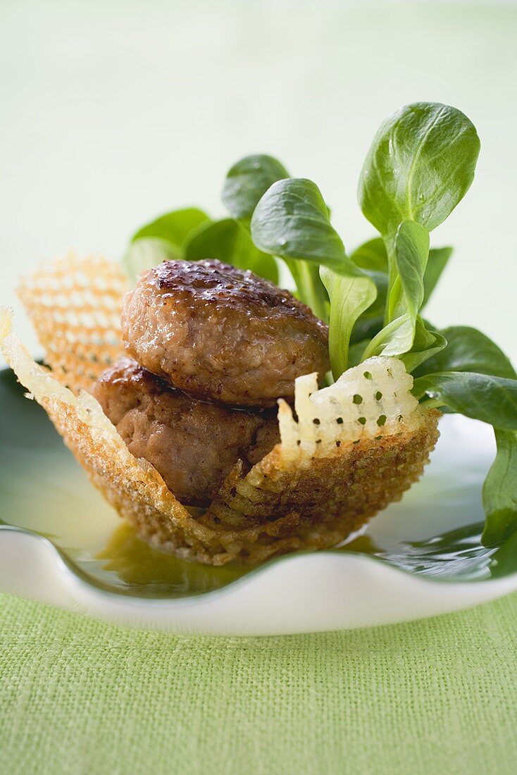 Frikadellen mit Feldsalat im Kartoffelnest