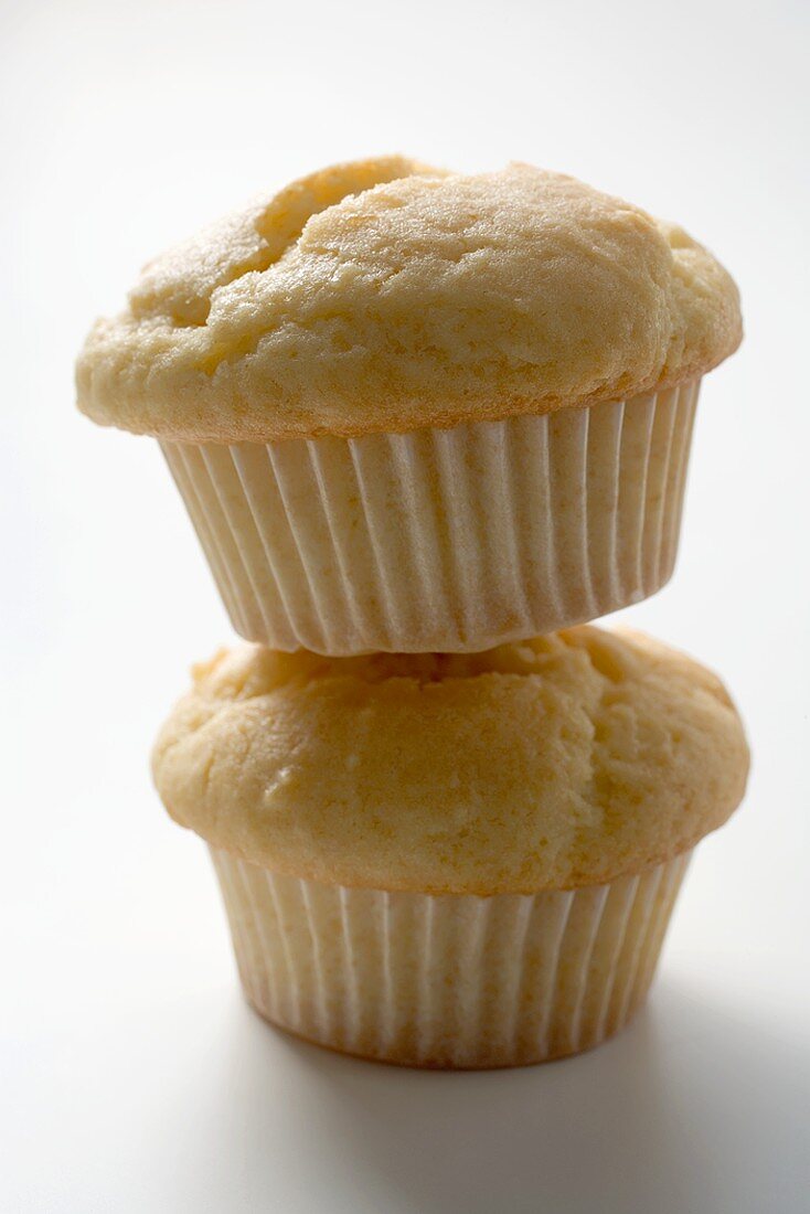 Zwei Muffins in Papierförmchen