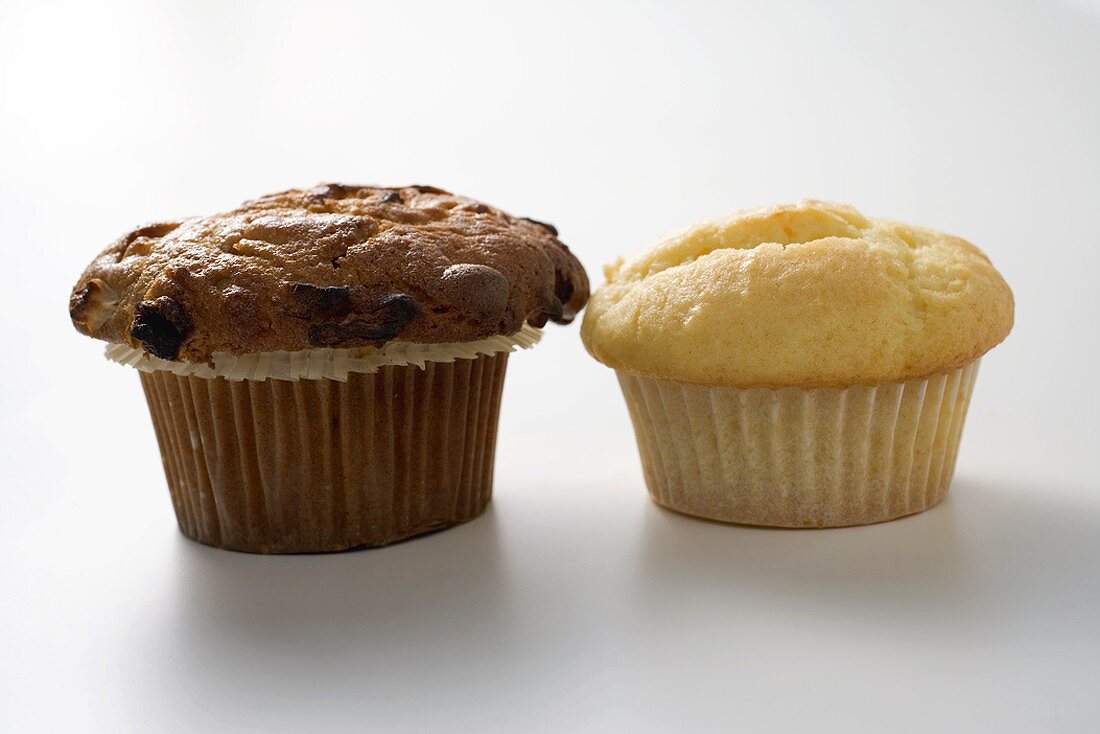 Zwei verschiedene Muffins in Papierförmchen