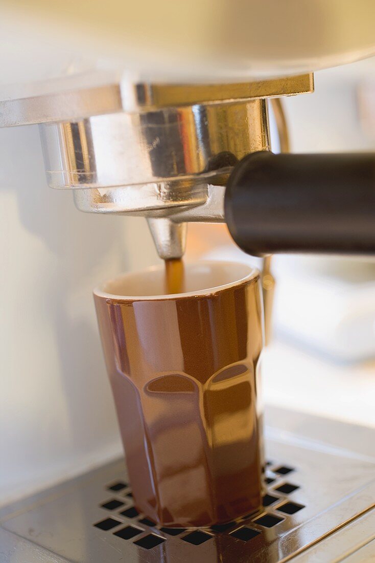 Kaffee mit Espressomaschine zubereiten