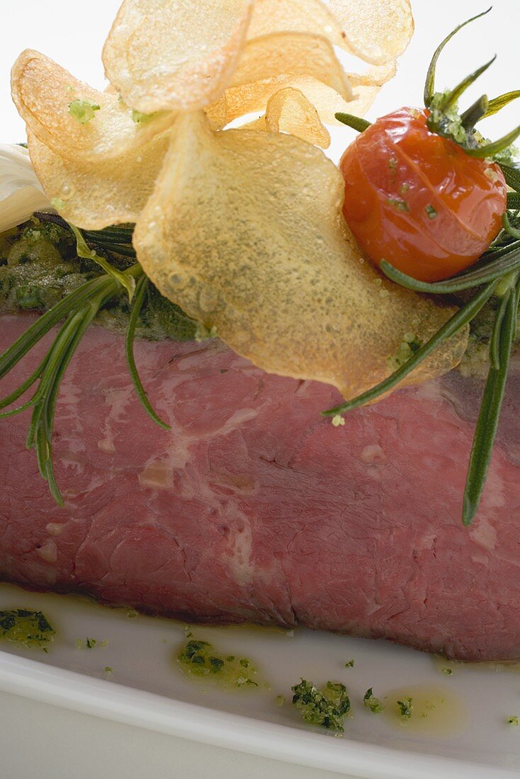 Roastbeef mit Pestokruste und Kartoffelchips (Ausschnitt)