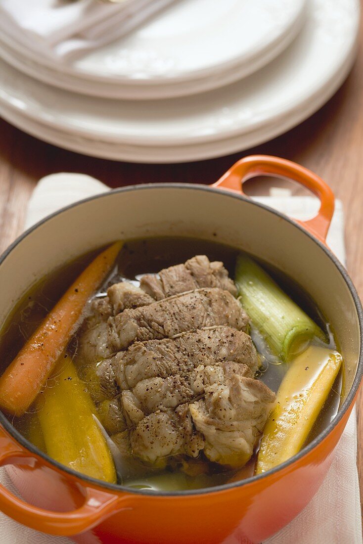 Gekochtes Rindfleisch mit Suppengemüse im Kochtopf